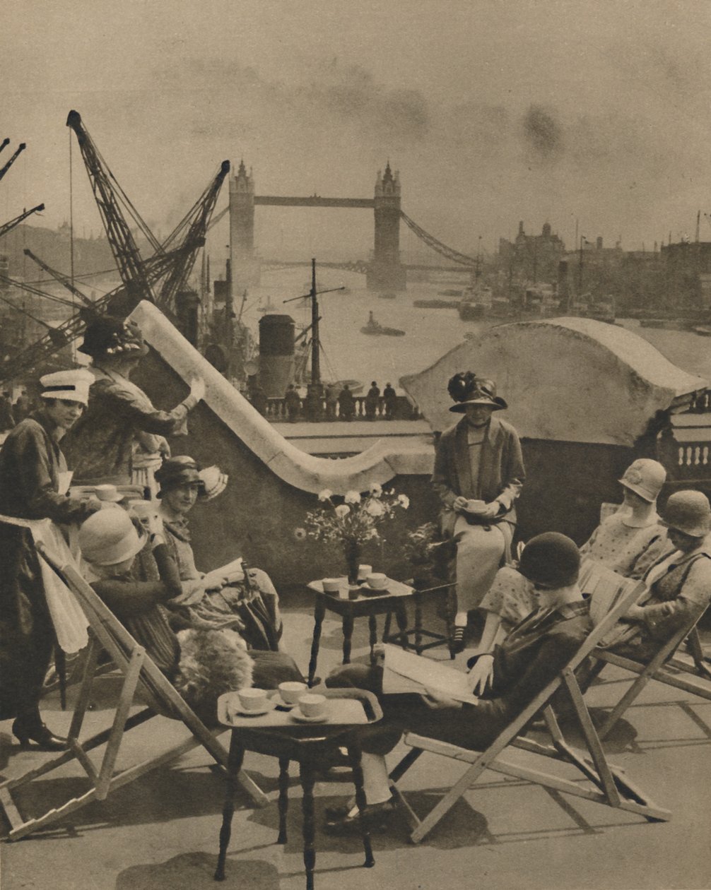A piscina do jardim do Langbourne Club para mulheres da cidade, 1920, c1935. de Unbekannt