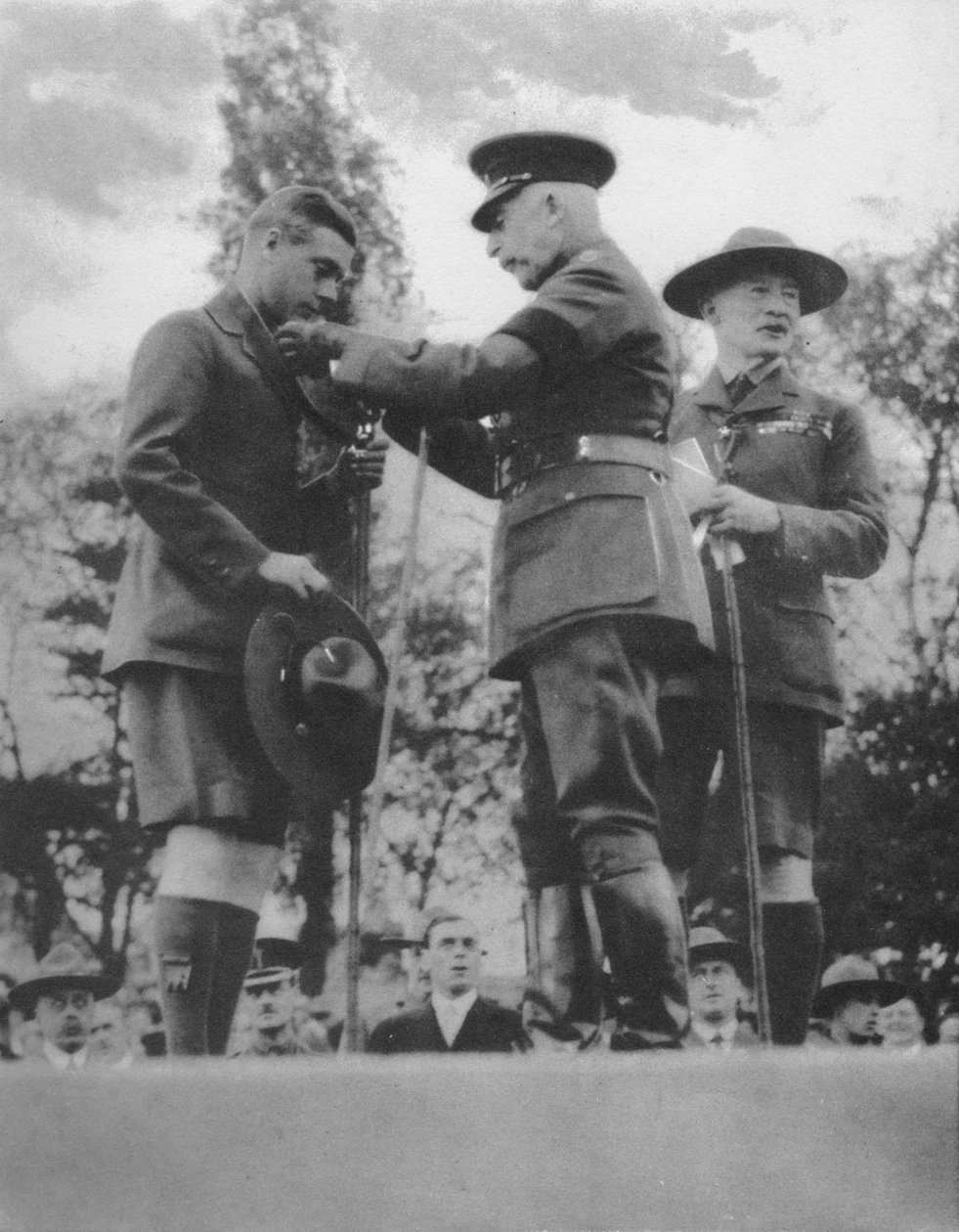 O príncipe de Gales sendo investido com o lobo prateado pelo duque de Connaught, 1922 1936. de Unbekannt