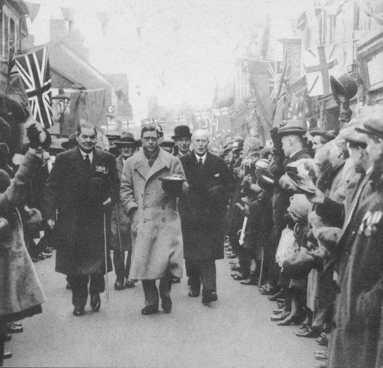 O príncipe de Gales recebido pelo povo de Porth, Glamorgan, durante uma visita ao país de Gales, 1932 1936 de Unbekannt