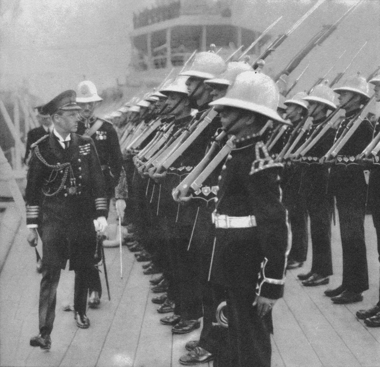 O Príncipe de Gales inspecionando fuzileiros navais em Portsmouth, Hampshire, 1921 1936 de Unbekannt