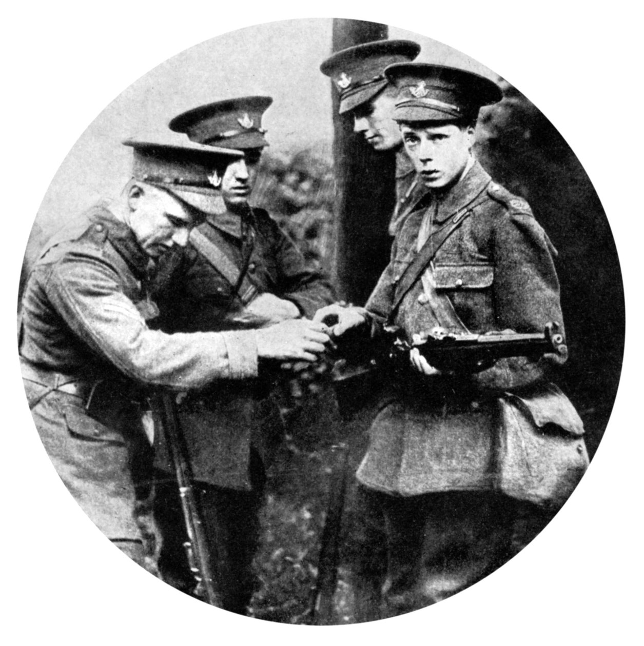 O Príncipe de Gales carregando um rifle nos Granadeiros, Primeira Guerra Mundial, 1914 de Unbekannt