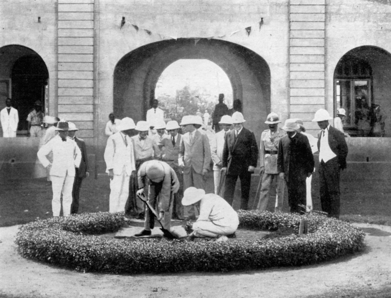O Príncipe de Gales plantando uma árvore no Kumasi Church College, Gana, 1926 de Unbekannt