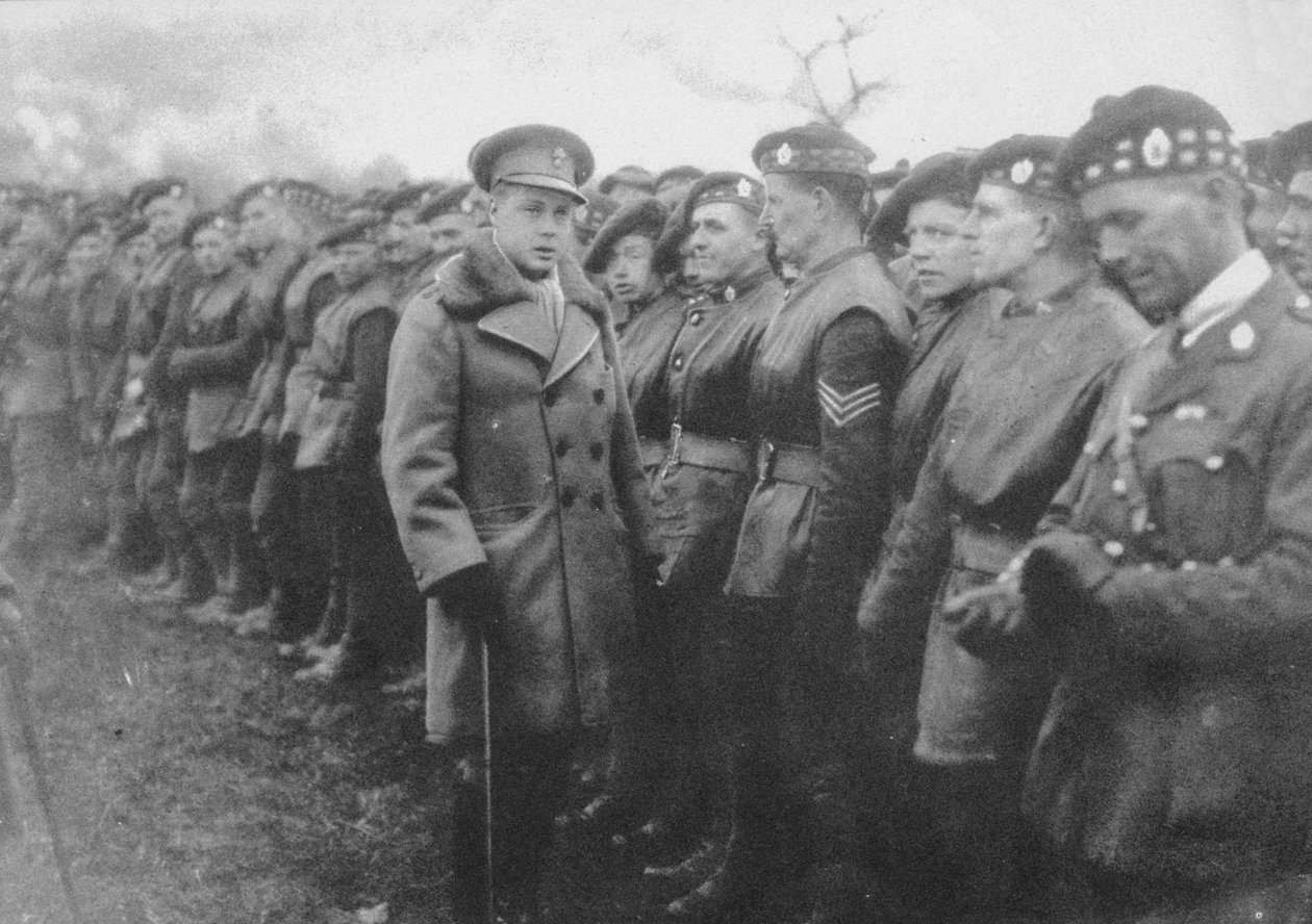 O príncipe de Gales conversando com um soldado britânico na frente, Primeira Guerra Mundial, c1914-c1918 1936 de Unbekannt