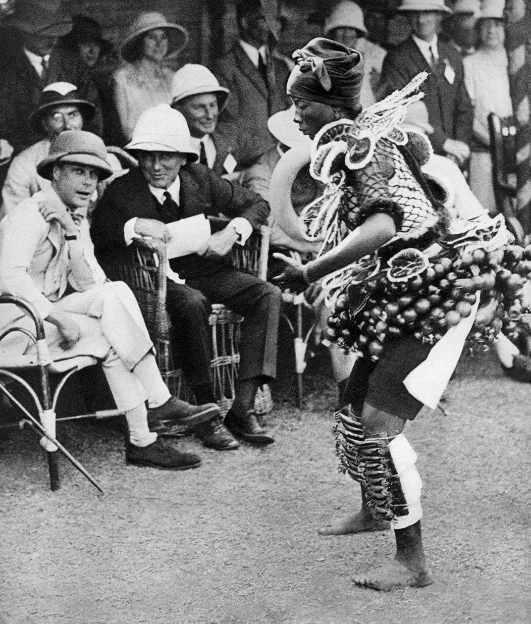 O Príncipe de Gales assistindo a uma dança tradicional, Freetown, Serra Leoa, 1925 de Unbekannt