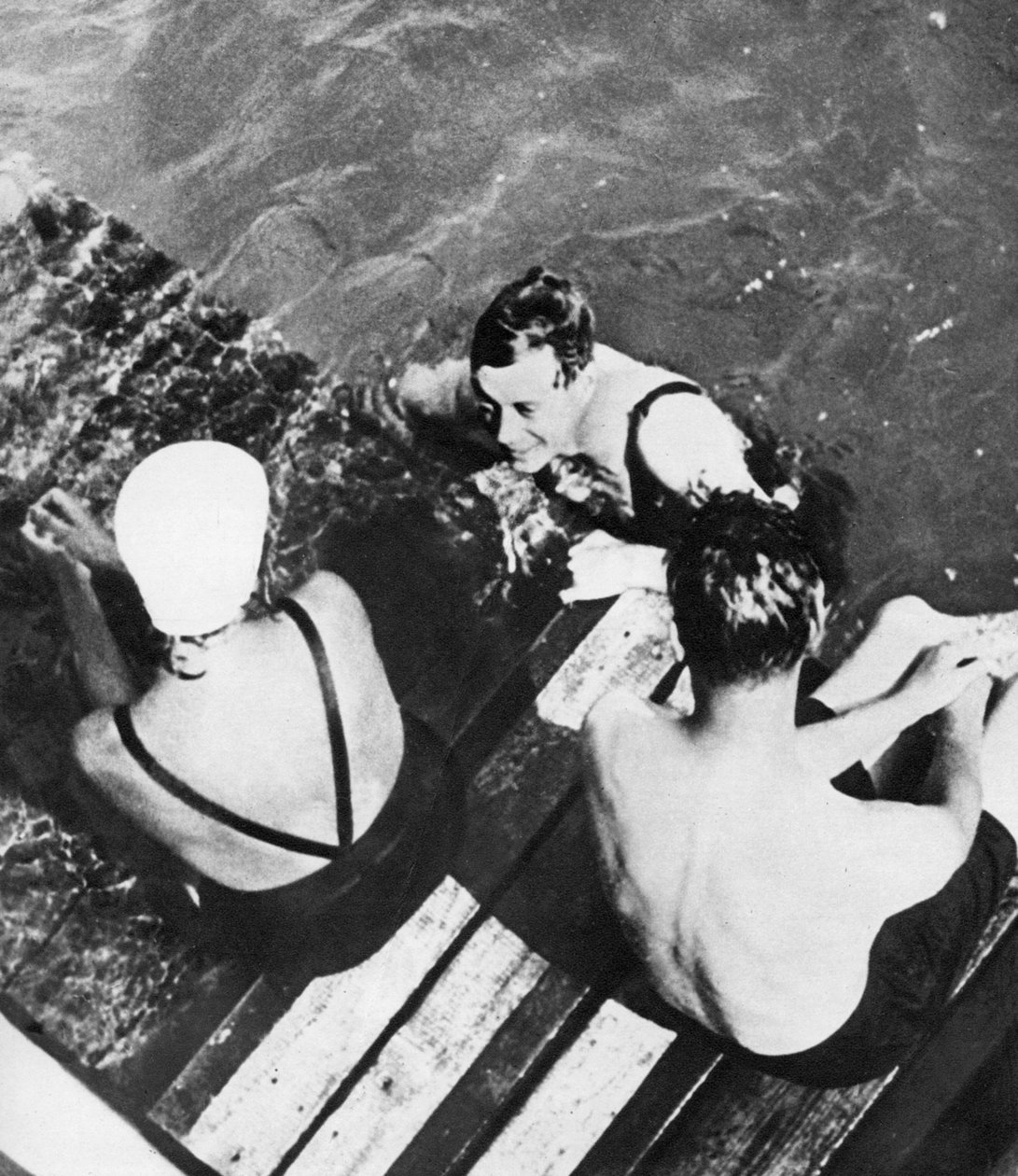 O príncipe de Gales com amigos em uma balsa, a Riviera, c1930s de Unbekannt