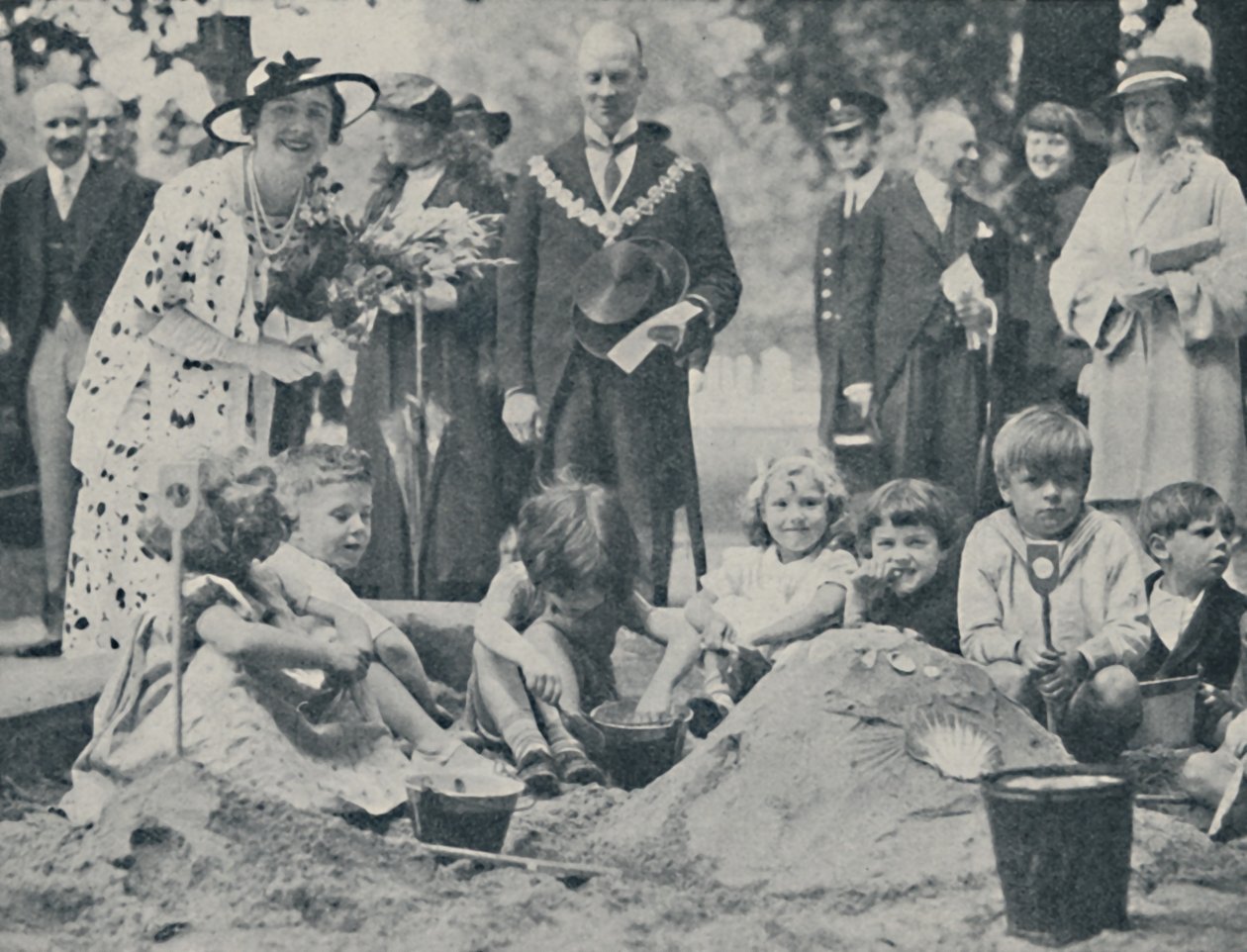 A rainha abre um parque infantil, 1936, 1937. de Unbekannt