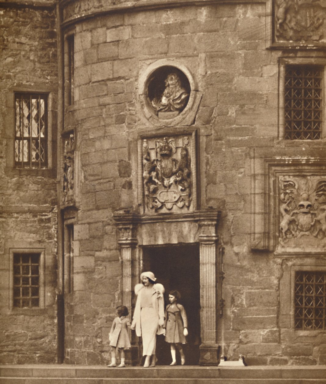 A rainha em sua antiga casa, Glamis Castle, c1936 1937 de Unbekannt