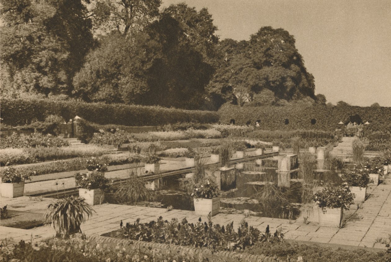 O silêncio do jardim holandês no Palácio de Kensington, guardado por portões fechados, c1935. de Unbekannt