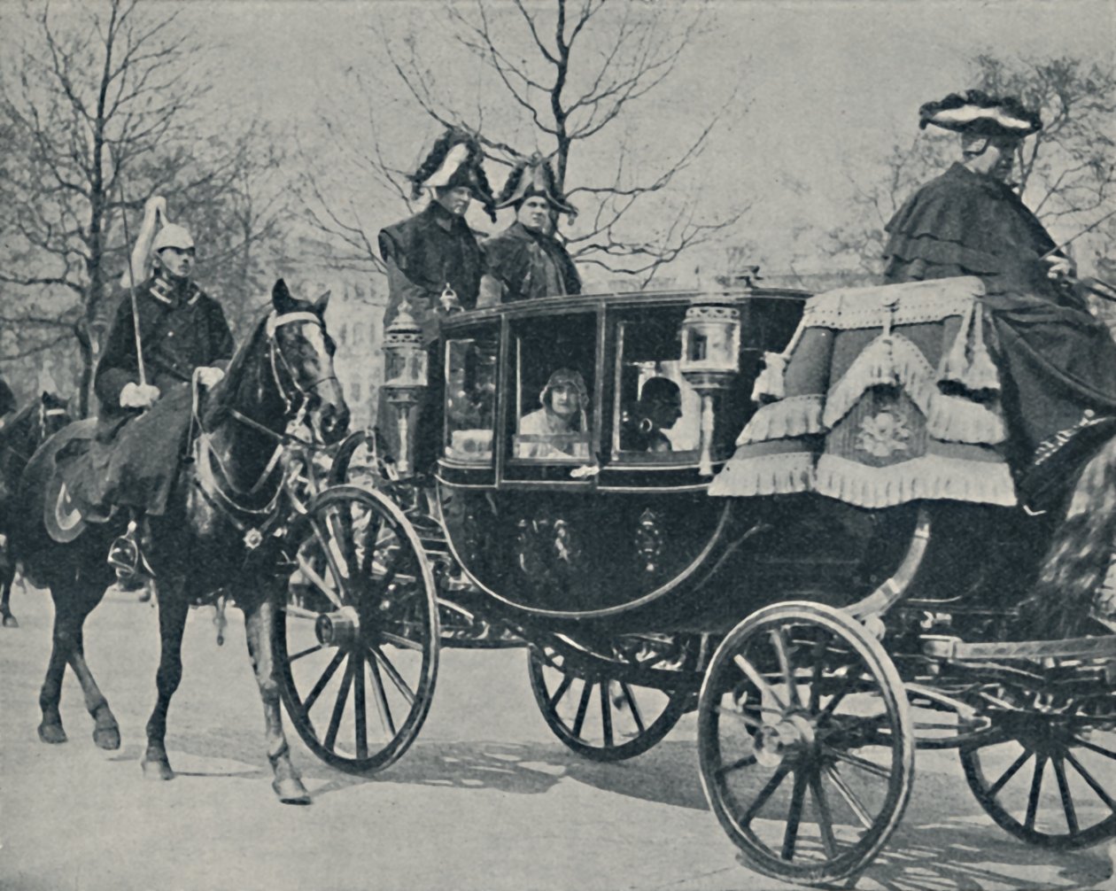 O casal real que volta da abadia, 1923, 1937. de Unbekannt
