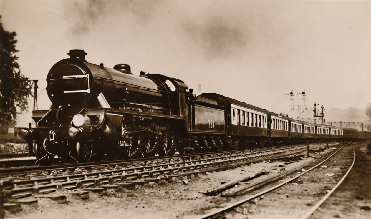 O trem de barco SR Dover, transportado por Sir Gawain Uma locomotiva tipo rei Arthur, c1930. de Unbekannt