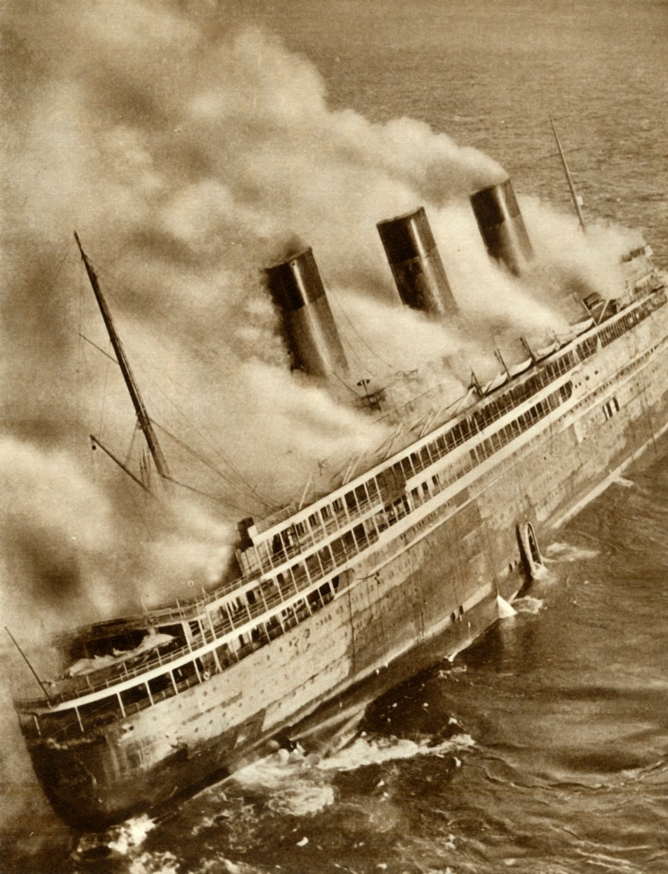 O SS LAtlantique em chamas, 1933, 1935. de Unbekannt