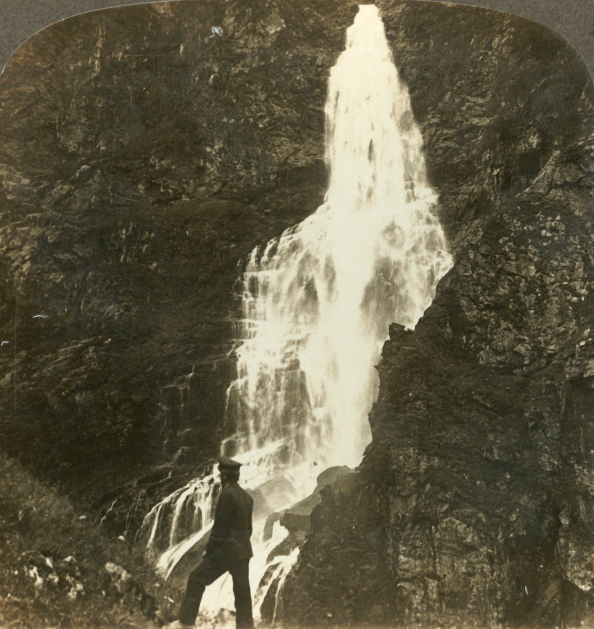 As cachoeiras de Sevle, correndo e espirrando, perto do hotel de Stalheims, Naerodal, Noruega, c1905. de Unbekannt