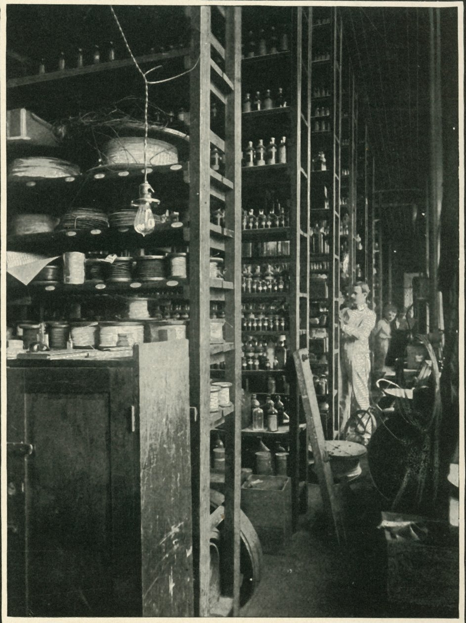 As prateleiras do laboratório Edisons com amostras de todas as substâncias conhecidas, 1902. de Unbekannt