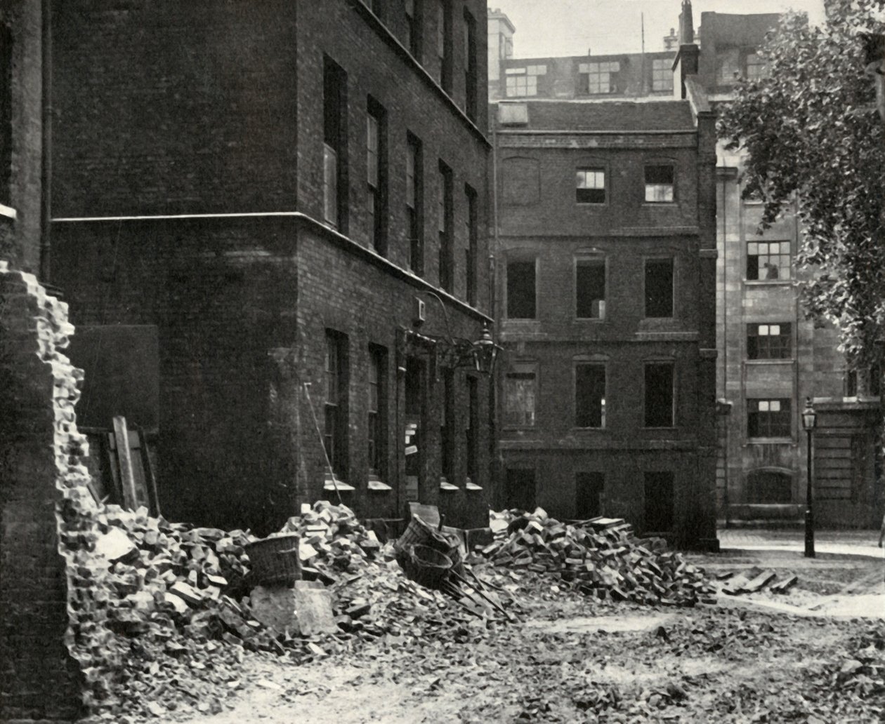 O local do portal de Fetter Lane e as casas abandonadas aguardando demolição, 1934. de Unbekannt