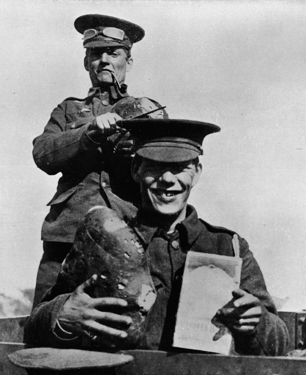 O soldado e suas rações: uma fotografia tirada em um dos campos britânicos na França, 1914 de Unbekannt