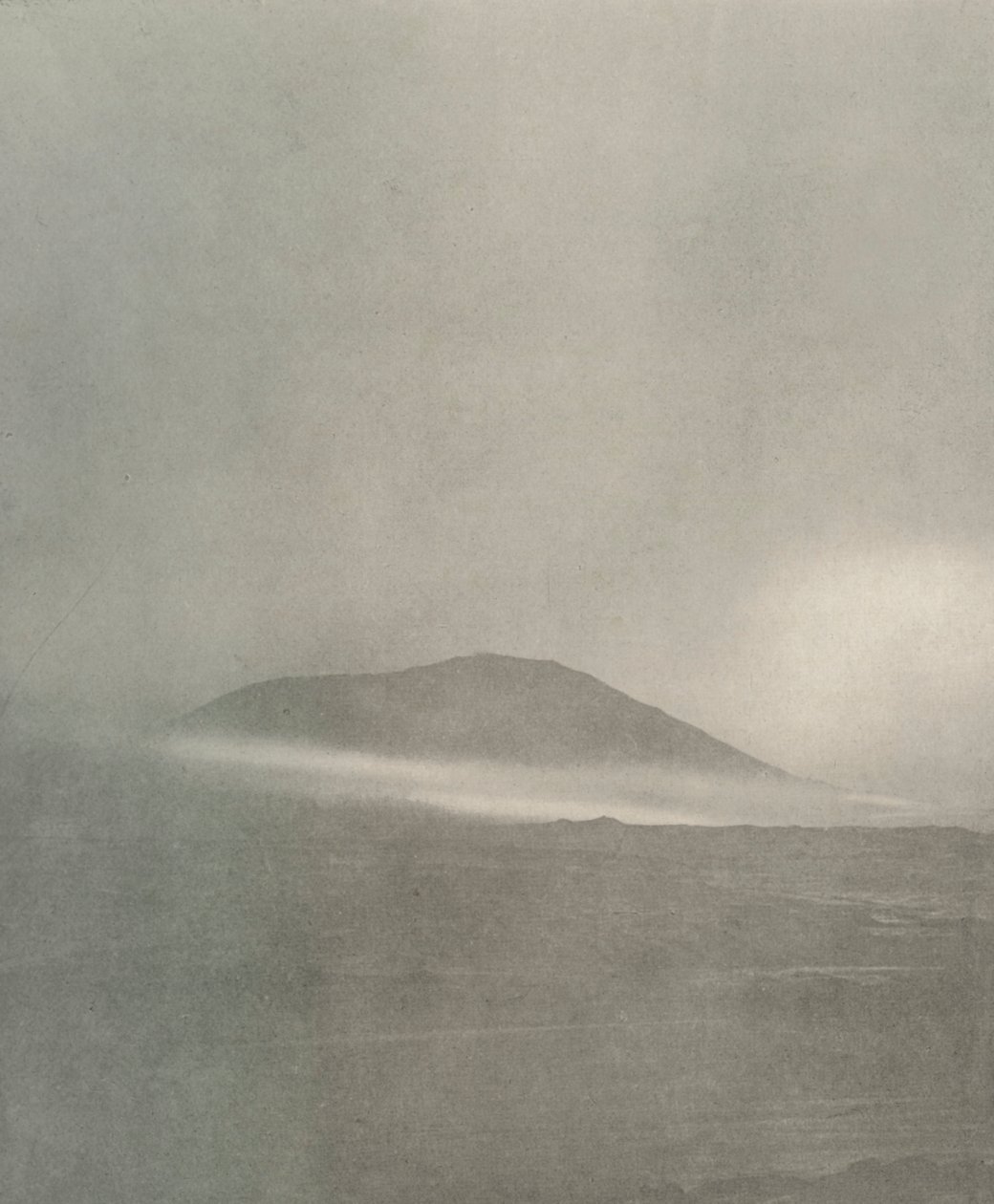 O início de uma nevasca ... Deriva chegando ao redor do Monte Erebus, c1908, 1909 de Unbekannt