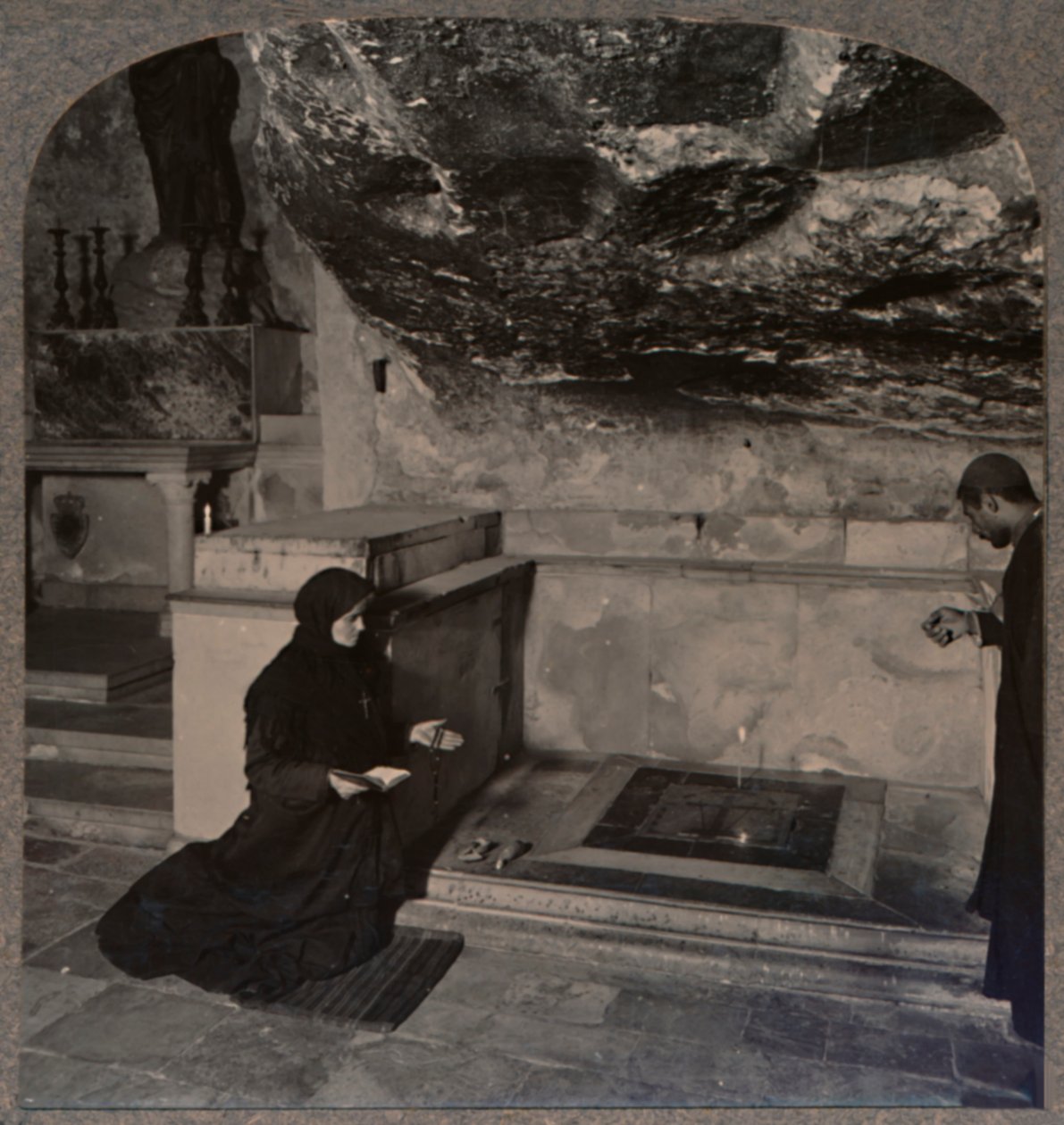 A Pedra da Unção, Igreja da Santa Sepultura, Jerusalém, c1900 de Unbekannt