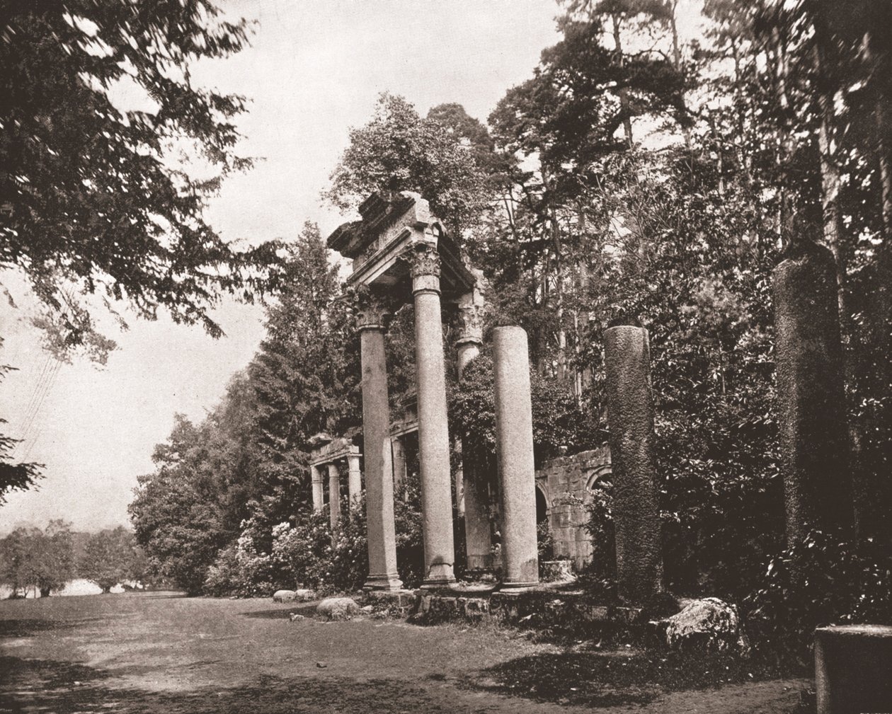 O templo de Augusto em Virginia Water, Surrey, 1894. de Unbekannt