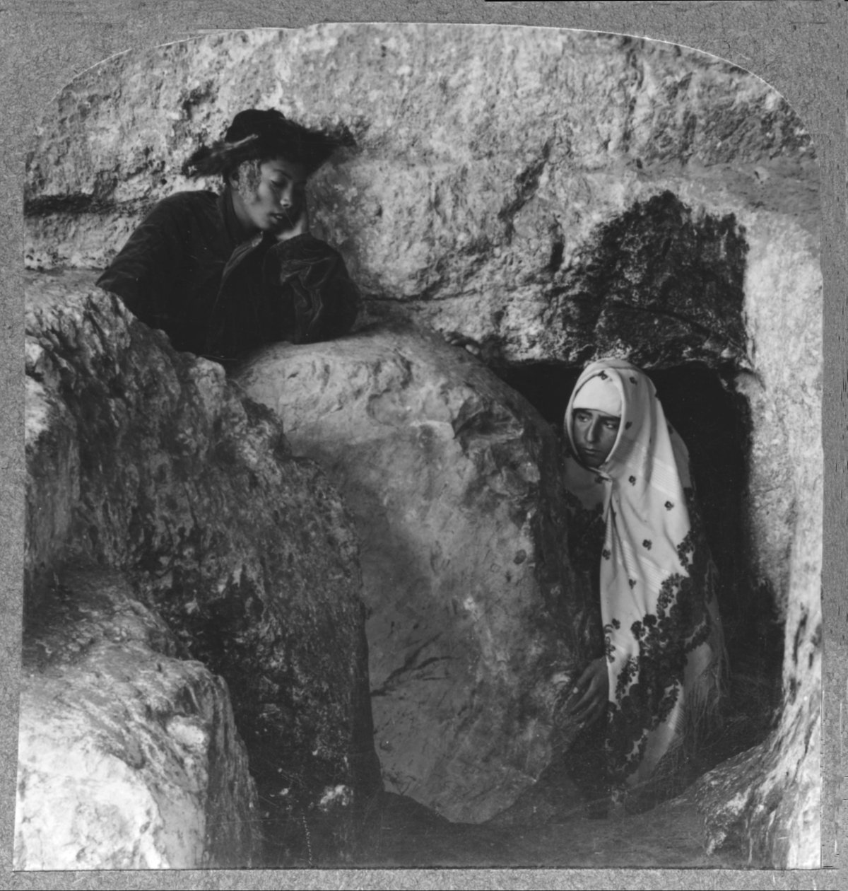 O túmulo de Cristo, mostrando a pedra, rolada, c1900 de Unbekannt