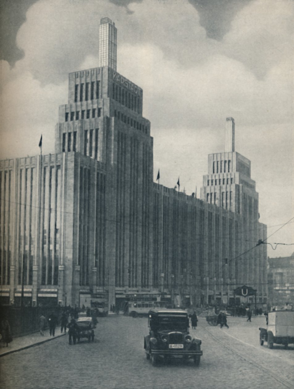 A massa ladeada pela torre do Karstadthaus construída em um distrito da classe trabalhadora, c1935 de Unbekannt