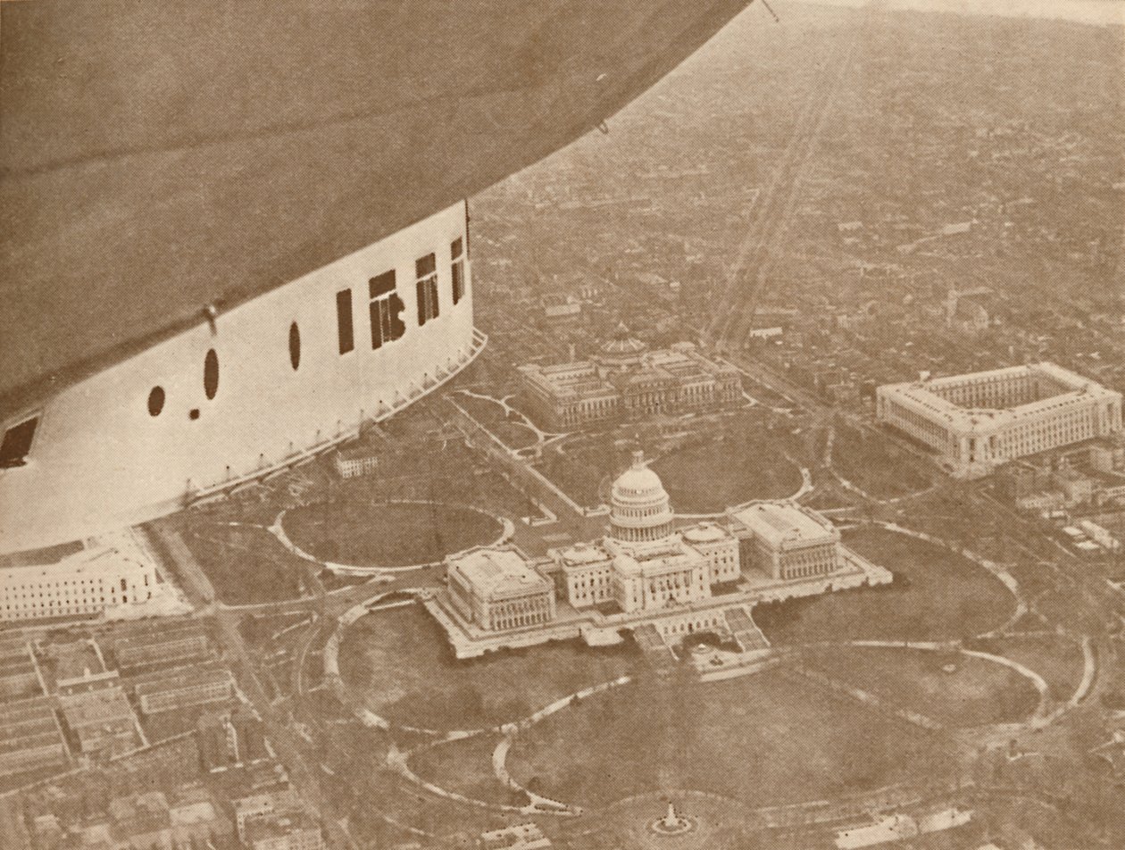 O dirigível americano Los Angeles em vôo sobre Washington, 1927 de Unbekannt