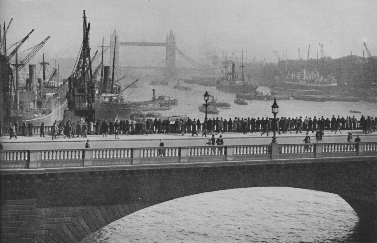 A piscina superior da London Bridge, uma das seções mais movimentadas do porto de Londres, 1936 de Unbekannt