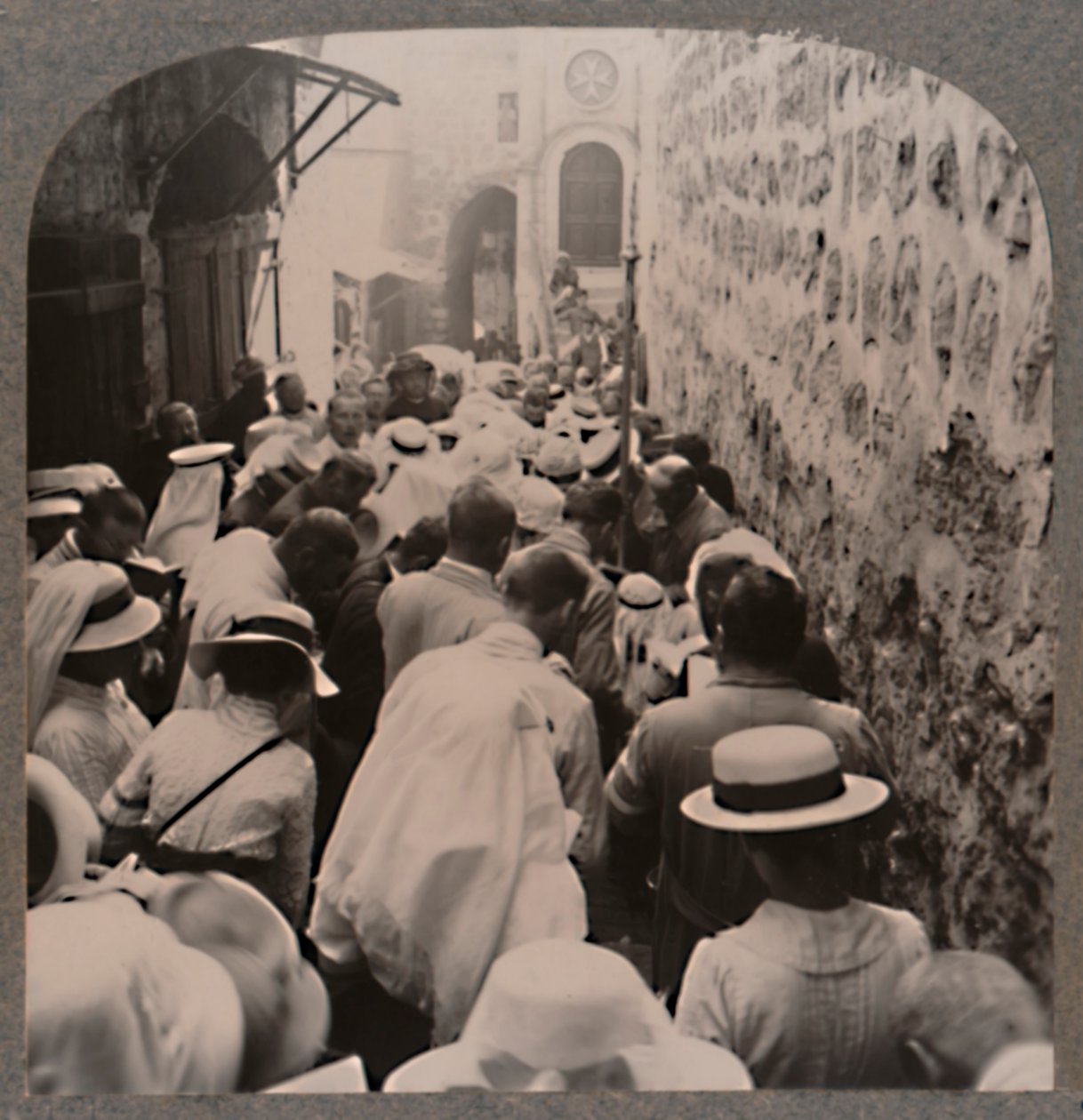 A Via Dolorosa da Torre de Antonio até a Igreja do Santo Sepulcro, c1900 de Unbekannt