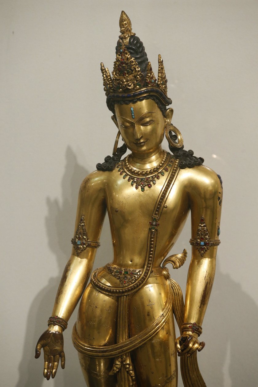 O Museu Victoria e Albert. O Bodhisattva Avalokiteshvara (Padmapani, portador do lótus). 1300-1400. A dinastia Malla. Nepal. Cobre dourado com pedras preciosas e semipreciosas. Reino Unido. de Unbekannt