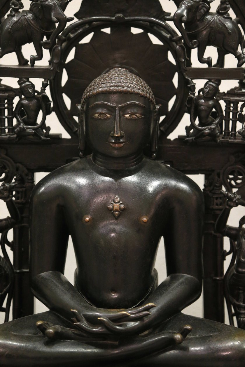 O Museu Victoria e Albert. A Jina Shantinatha. 1168; a placa traseira cerca de 1300-1500. Liga de cobre com prata e incrustação de cobre. Provavelmente Índia Ocidental. Reino Unido. de Unbekannt