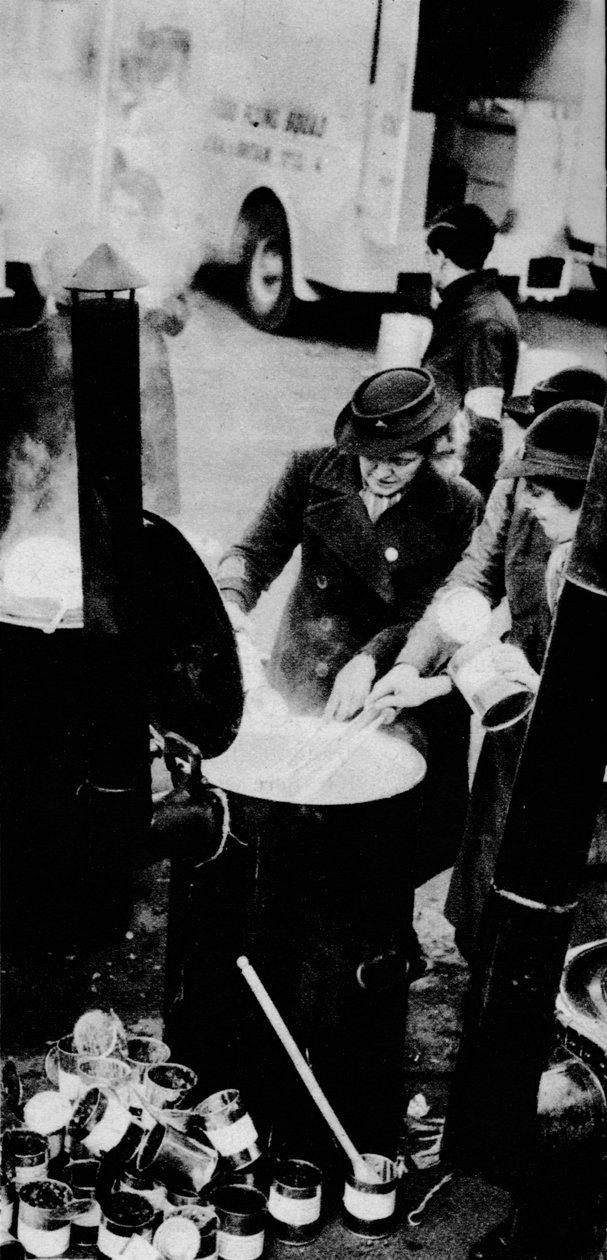 O WVS fez muitos trabalhos. Aqui está uma mulher WVS gerenciando uma cozinha de campo, c1941 1942 de Unbekannt