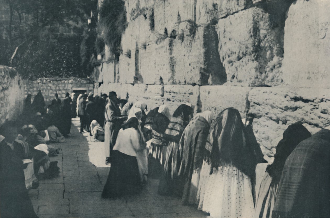 O Muro das Lamentações: O Dia da Lamentação pela Cidade Perdida de seus Antepassados, c1935. de Unbekannt
