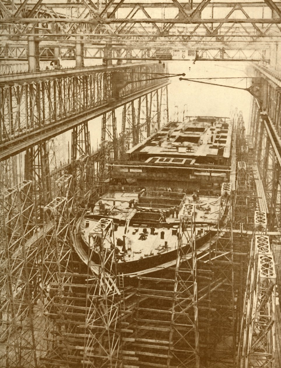 O forro branco da estrela Doric Under Construction, c1930. de Unbekannt