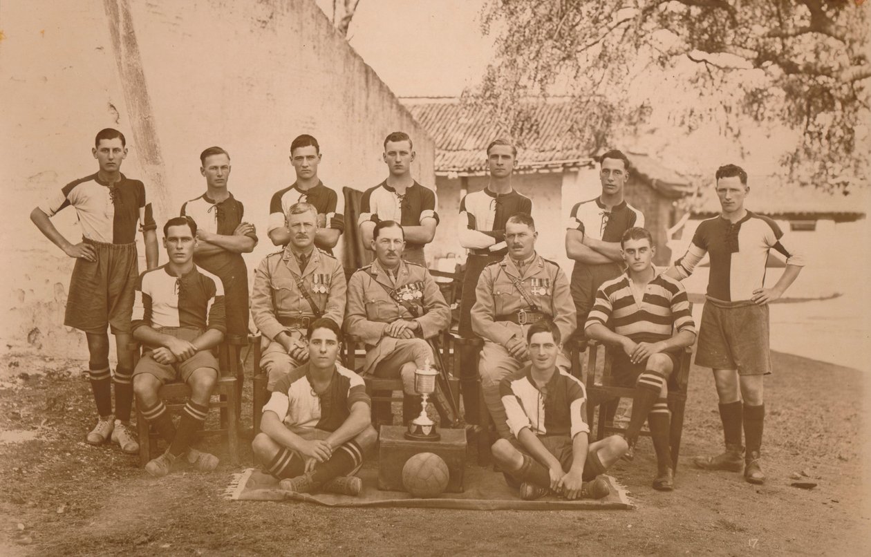 A equipe de futebol para jovens soldados do Primeiro Batalhão, o Queens, possui o Regimento Oeste Real de Kent. P de Unbekannt