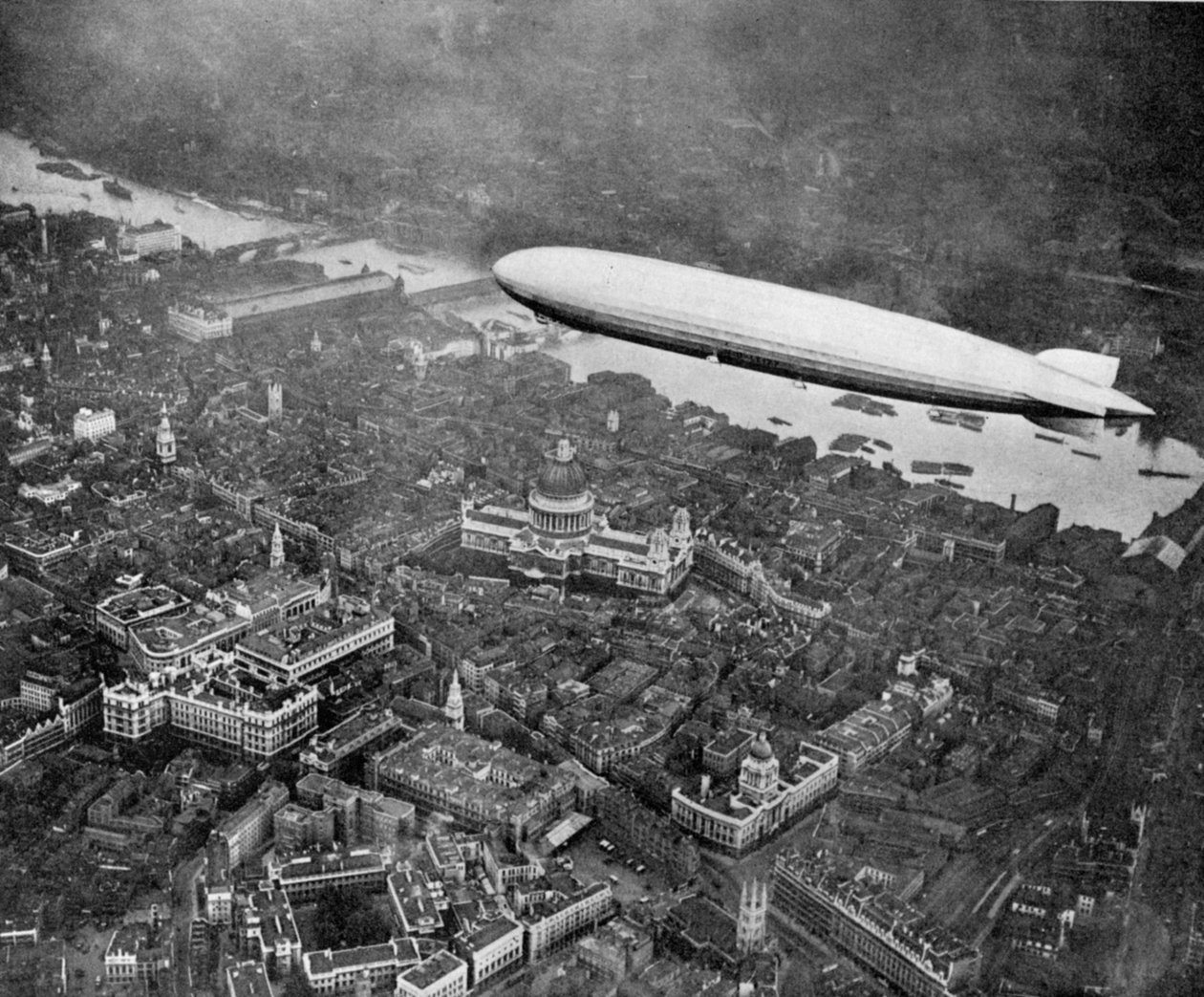 O dirigível Graf Zepplin sobre Londres, agosto de 1931 1936 de Unbekannt