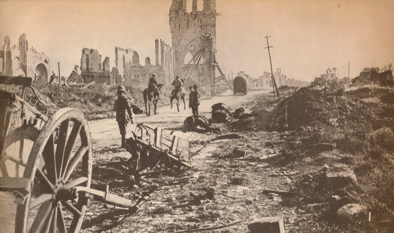 Os restos agredidos de Ypres depois que a última concha fez o pior, mostrando as ruínas da família de Unbekannt