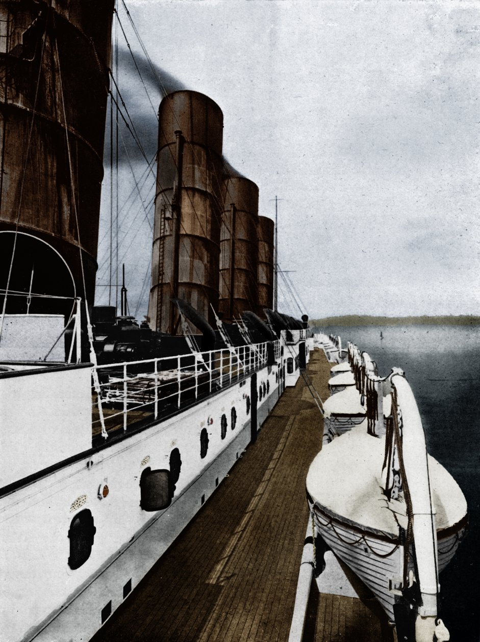 O convés do barco do Lusitania, mostrando barcos salva-vidas, 1915 de Unbekannt