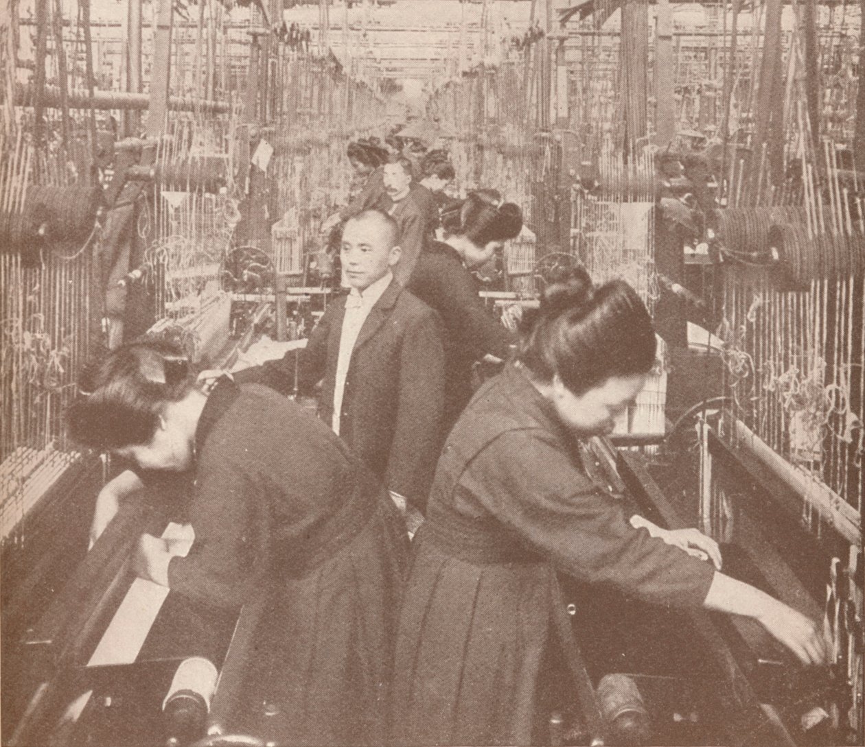 O interior ocupado de uma florescente fábrica de seda no Japão, 1907 de Unbekannt