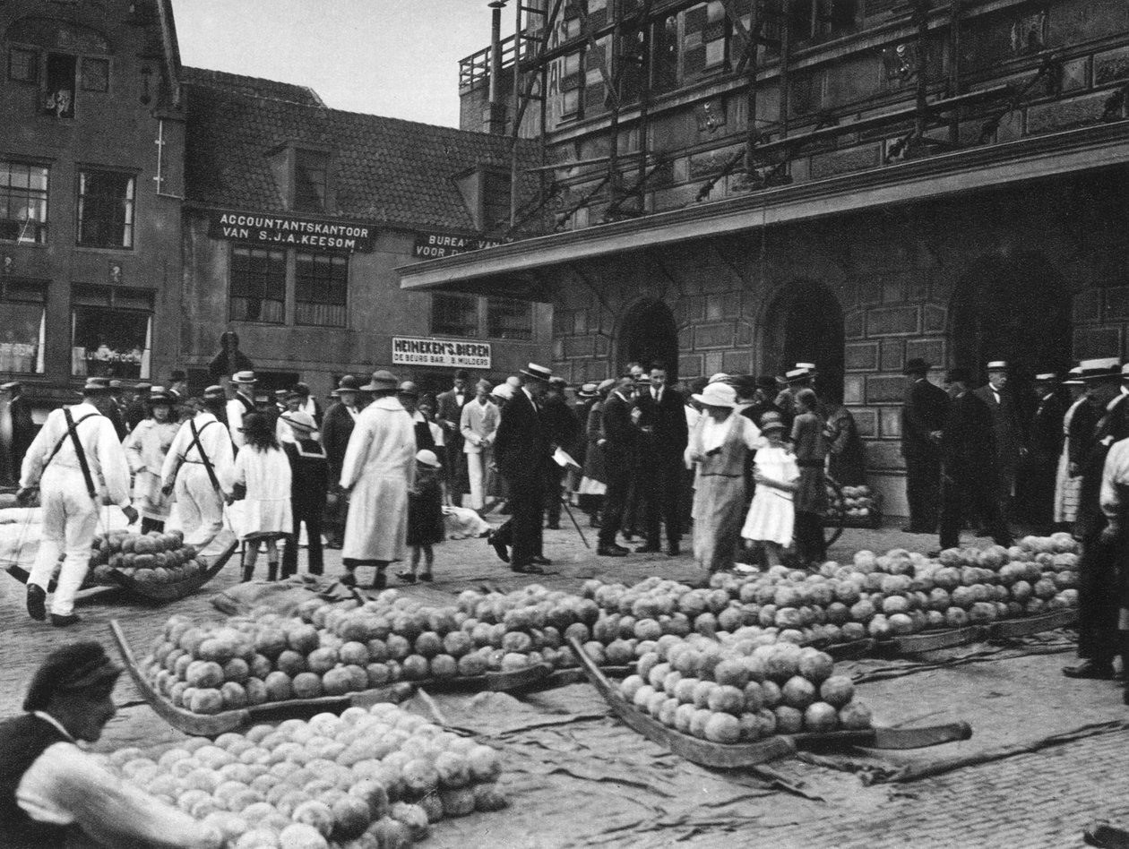 O mercado de queijos na sexta-feira, Alkmaar, Holanda, c1934 de Unbekannt