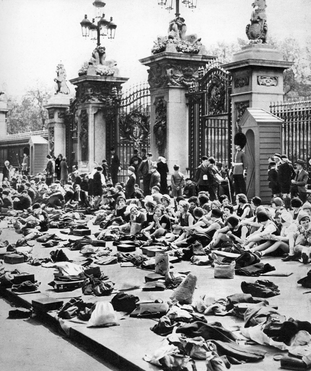 O feriado do jubileu das crianças, Buckinham Palace, Londres, 1935 de Unbekannt