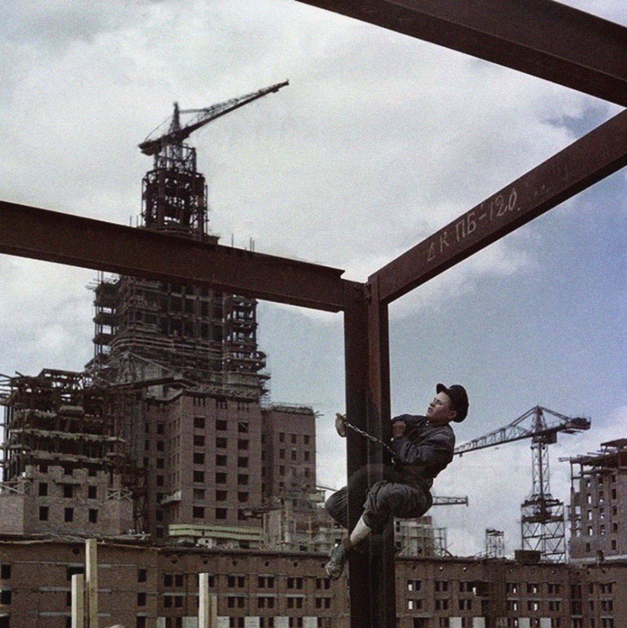 A construção do edifício principal da Universidade Estadual de Moscou, nas colinas de Lenin de Unbekannt