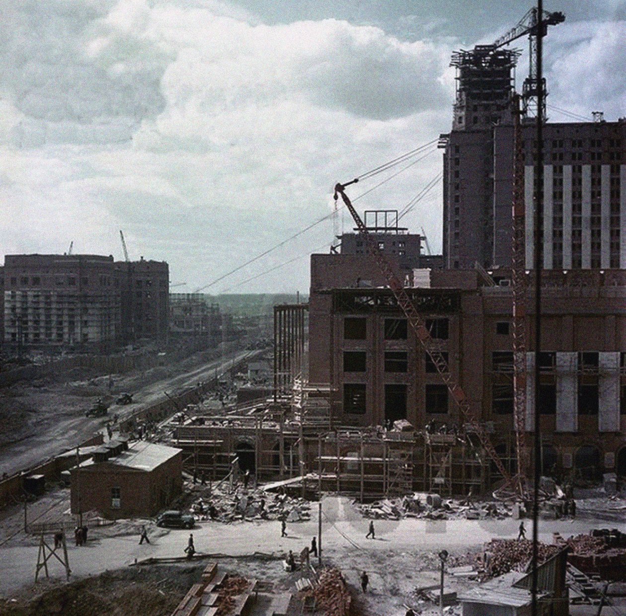 A construção do edifício principal da Universidade Estadual de Moscou, nas colinas de Lenin de Unbekannt
