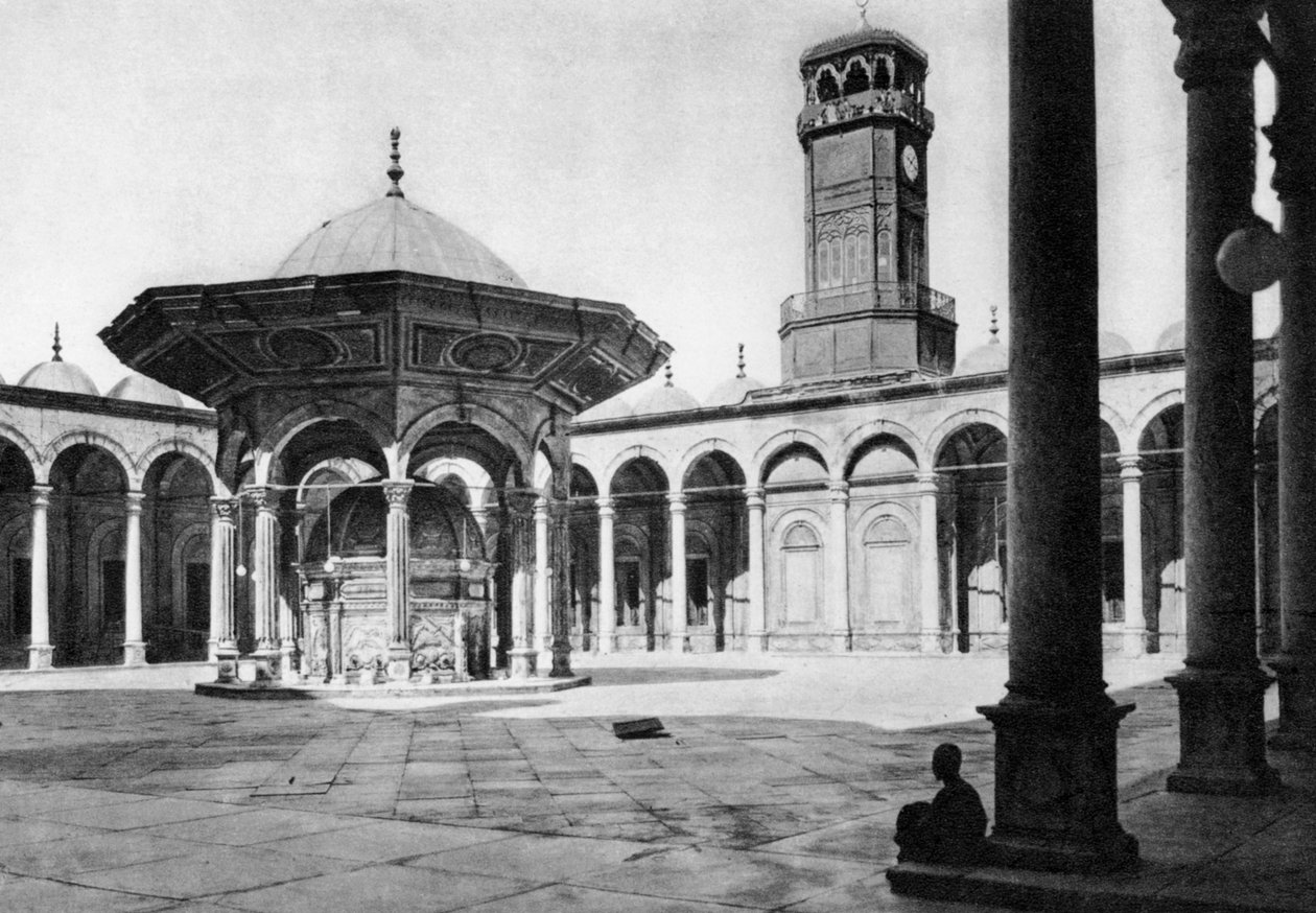O pátio da mesquita de Muhammad Ali na cidadela de Saladino, Cairo, Egito, c1920s de Unbekannt