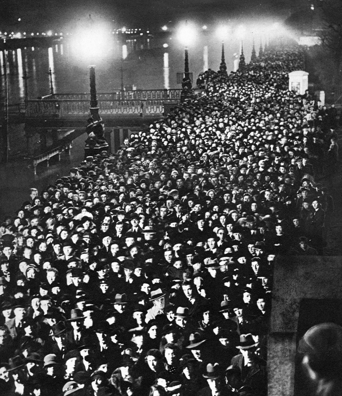 A multidão esperando para passar pelo rei George Vs catafalque no Westminster Hall, Londres, janeiro de 1936 de Unbekannt