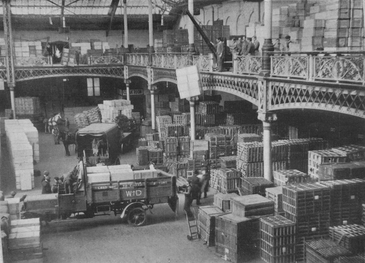 A sala de expedição de uma das grandes lojas do governo, 1915 de Unbekannt