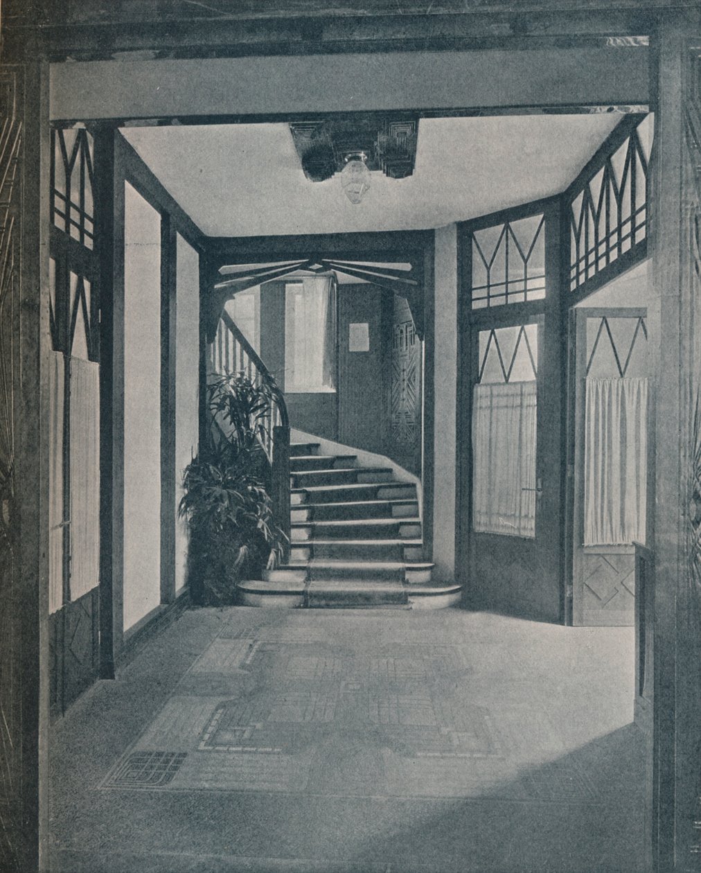O piso e a escada da Casa Behrens, projetada por Peter Behrens, 1901 de Unbekannt