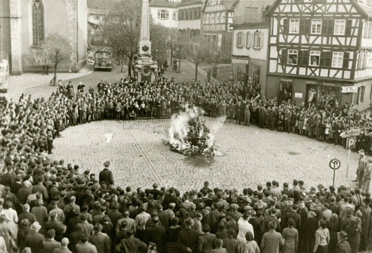 Os móveis e objetos rituais da sinagoga em Mosbach, na praça da cidade, em 10 de novembro de Unbekannt