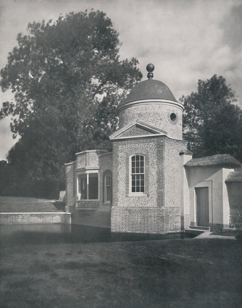 O mirante e a piscina na Biddesden House, Wiltshire, 1933. de Unbekannt