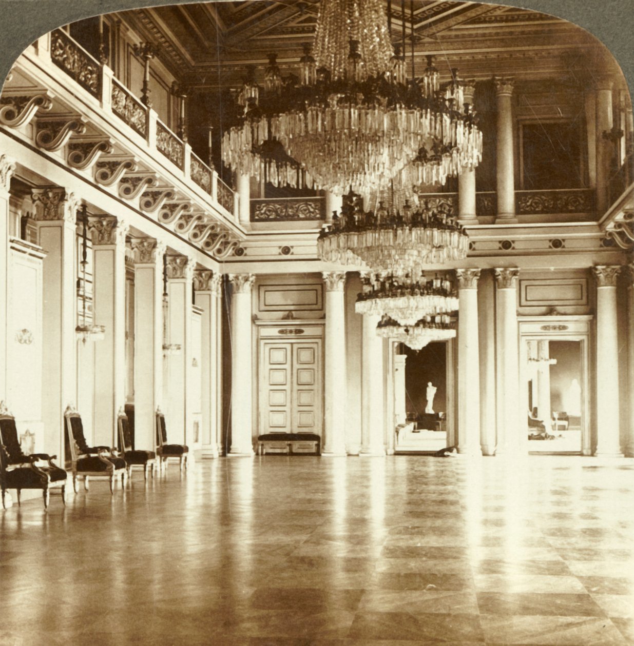 O grande salão de baile no palácio, Christiania, Noruega, c1905. de Unbekannt