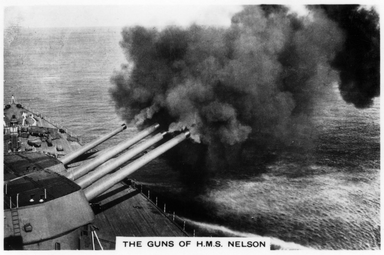 Os canhões do navio de guerra HMS Nelson atirando, 1937 de Unbekannt