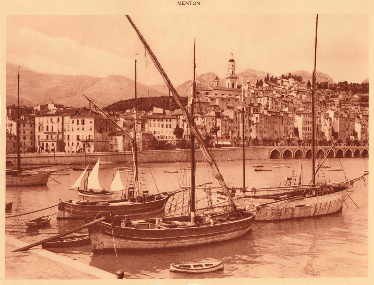 O porto e a cidade velha, Menton, 1930. de Unbekannt